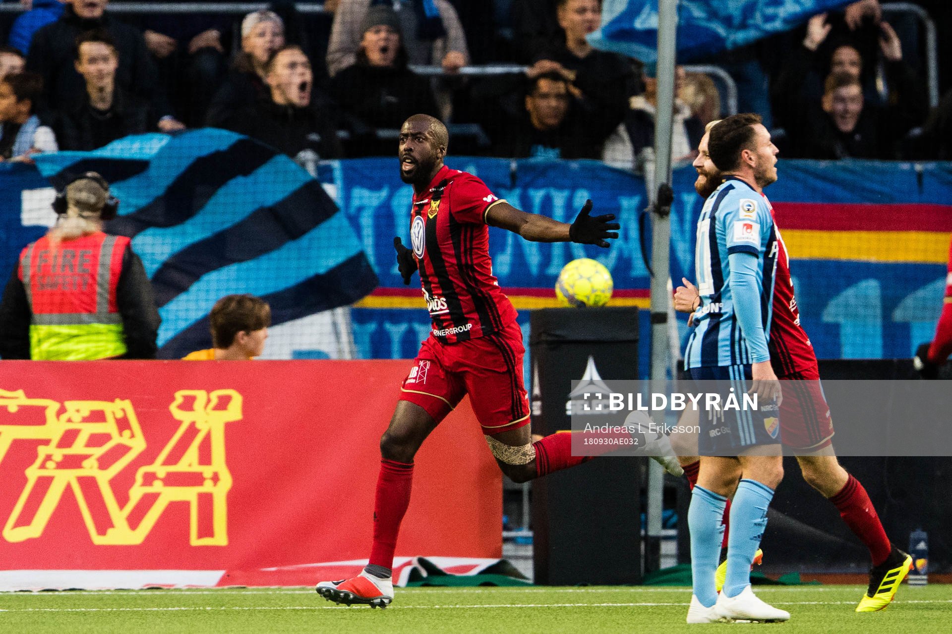Östersunds Ronald Mukiibi jublar