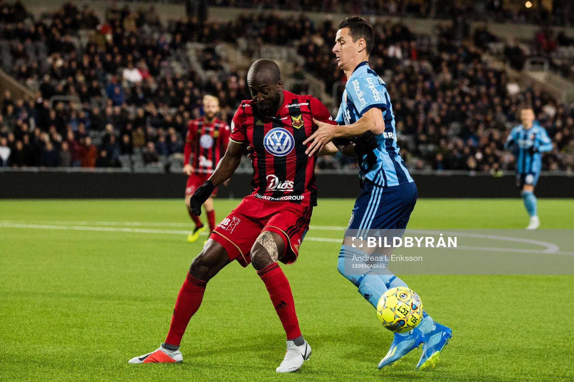 Östersunds Ronald Mukiibi i kamp om bollen med