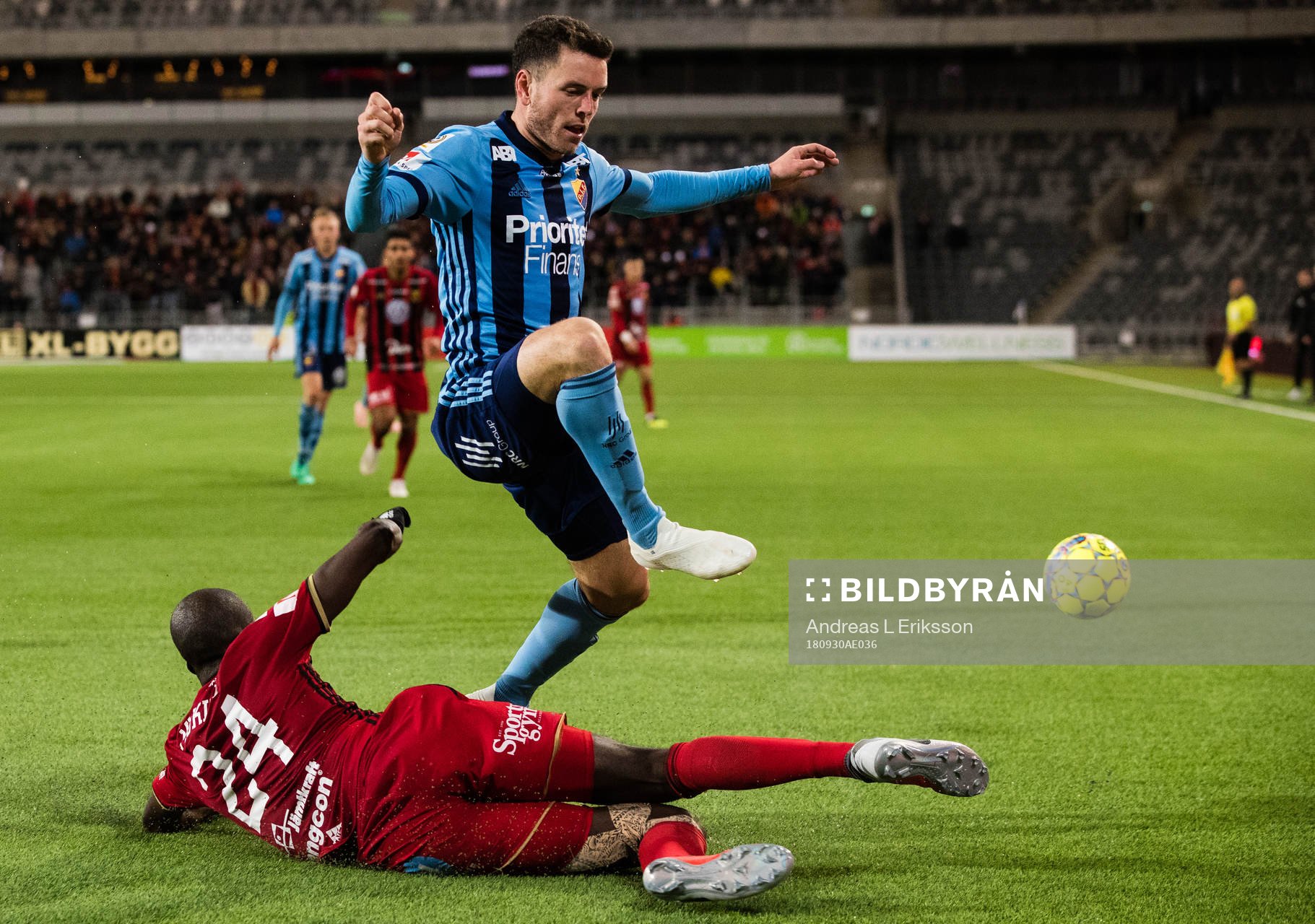 Östersunds Ronald Mukiibi rensar undan bollen framför Djurgårdens Kerim Mrabti under fotbollsmatchen i Allsvenskan mellan Djurgården och Östersund den 30 september 2018 i Stockholm.