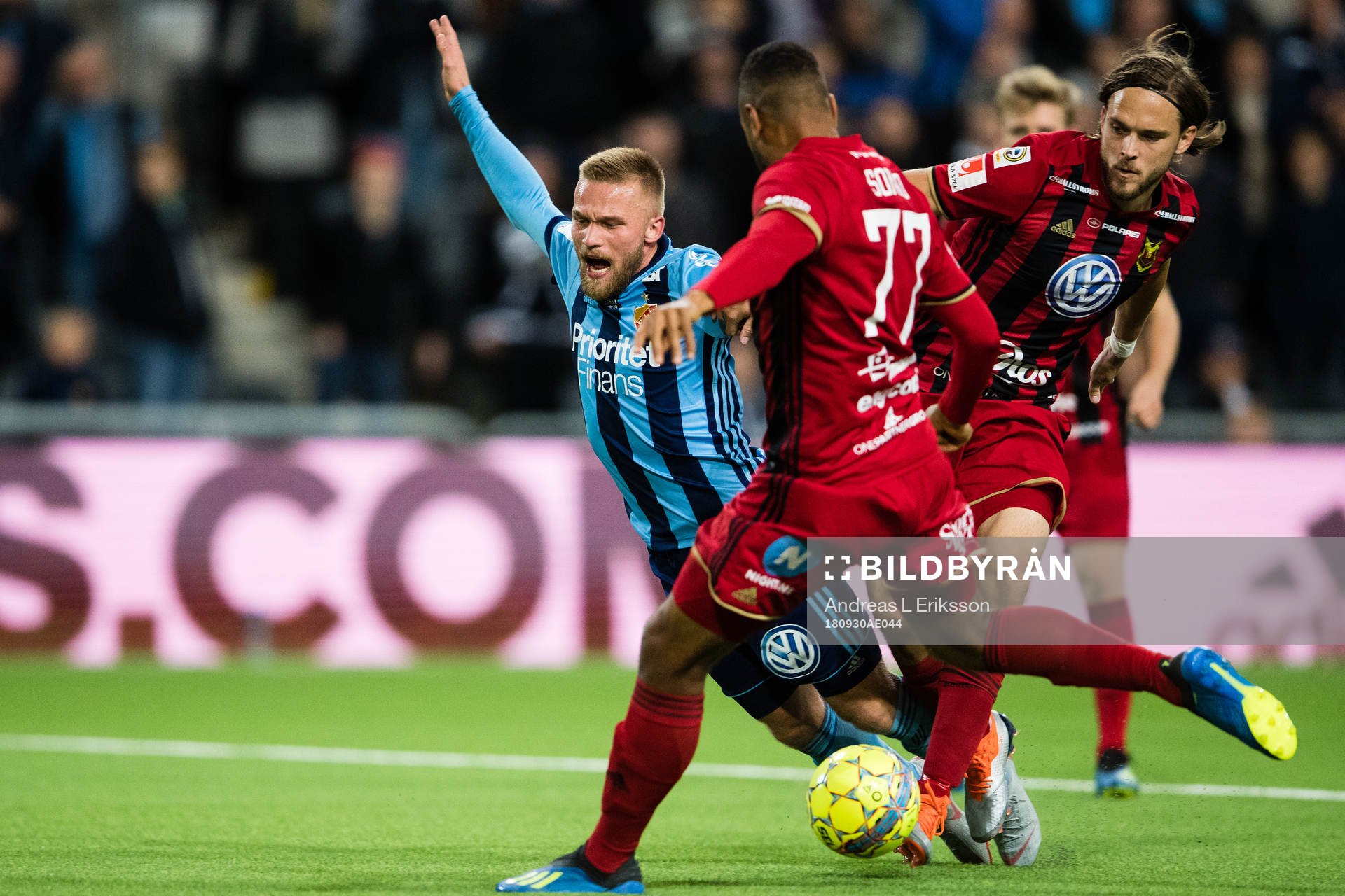 Djurgårdens Nicklas Bärkroth går omkull