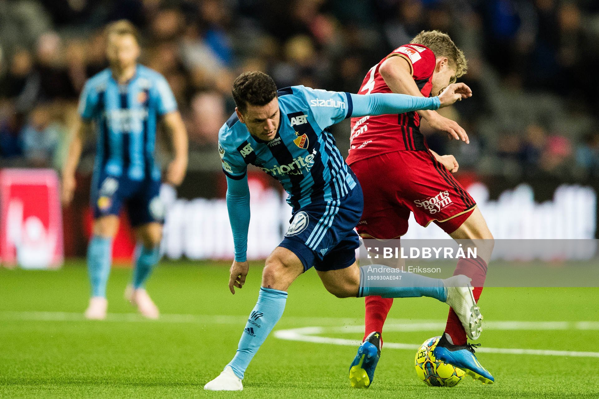 Djurgårdens Kerim Mrabti blir av med bollen till Östersunds Ludvig Fritzson under fotbollsmatchen i Allsvenskan mellan Djurgården och Östersund den 30 september 2018 i Stockholm. 