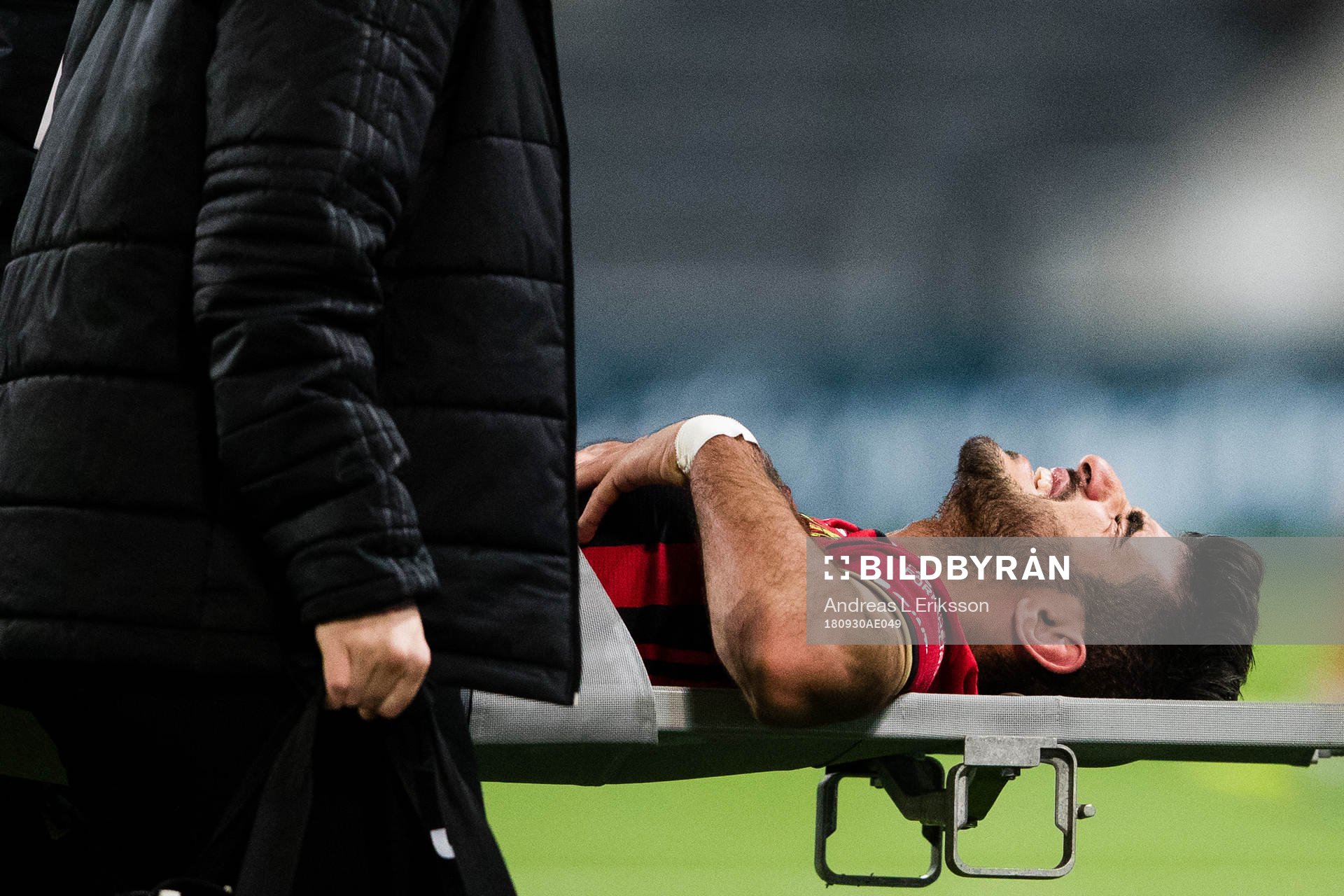 Östersunds Rewan Amin bärs ut på bår med en befarad skada under fotbollsmatchen i Allsvenskan mellan Djurgården och Östersund den 30 september 2018 i Stockholm.