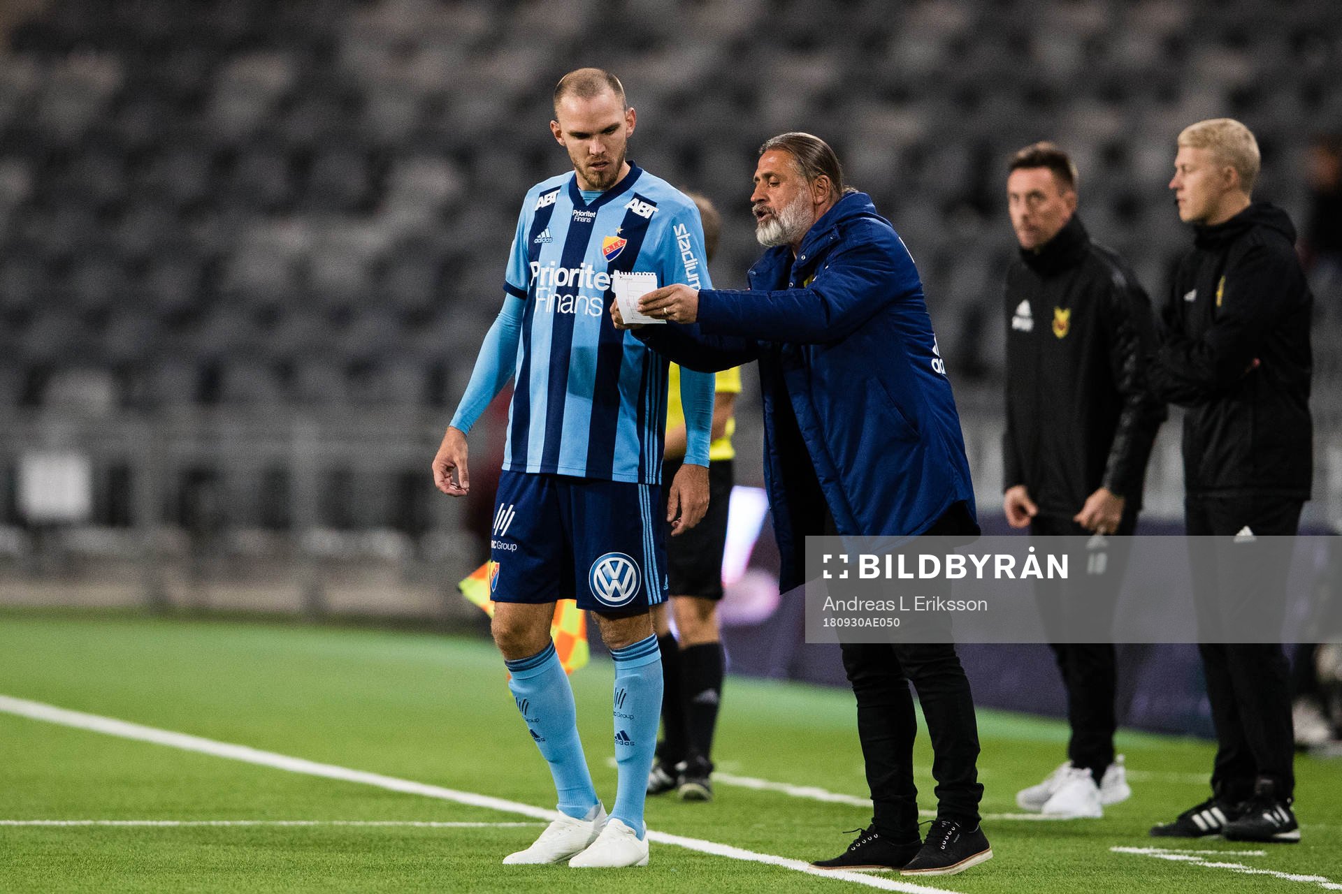 Djurgårdens Marcus Danielson får instruktioner av
