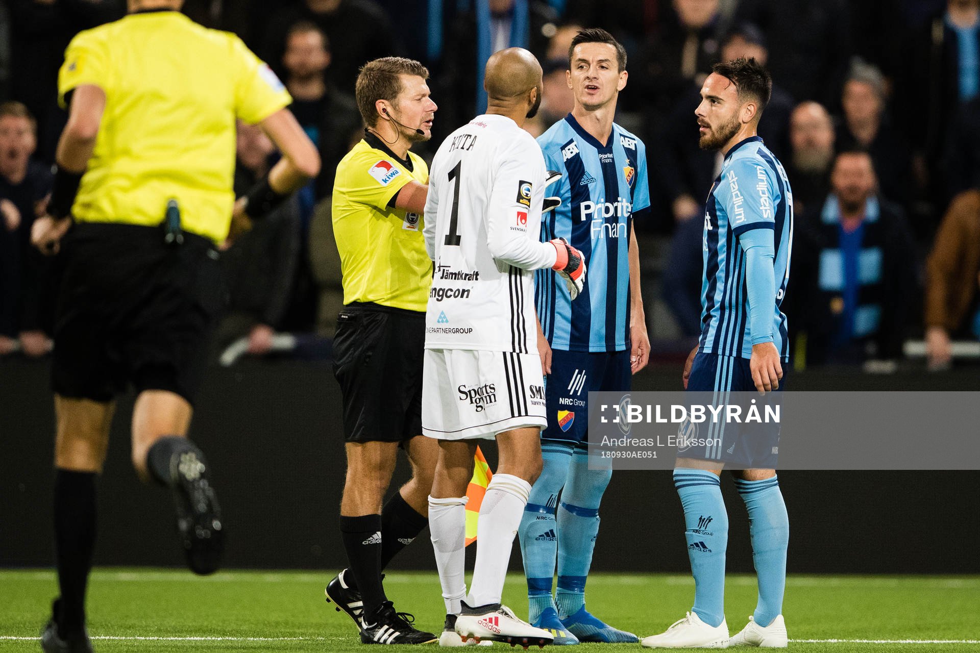 Östersunds målvakt Aly Keita i samtal med Djurgårdens