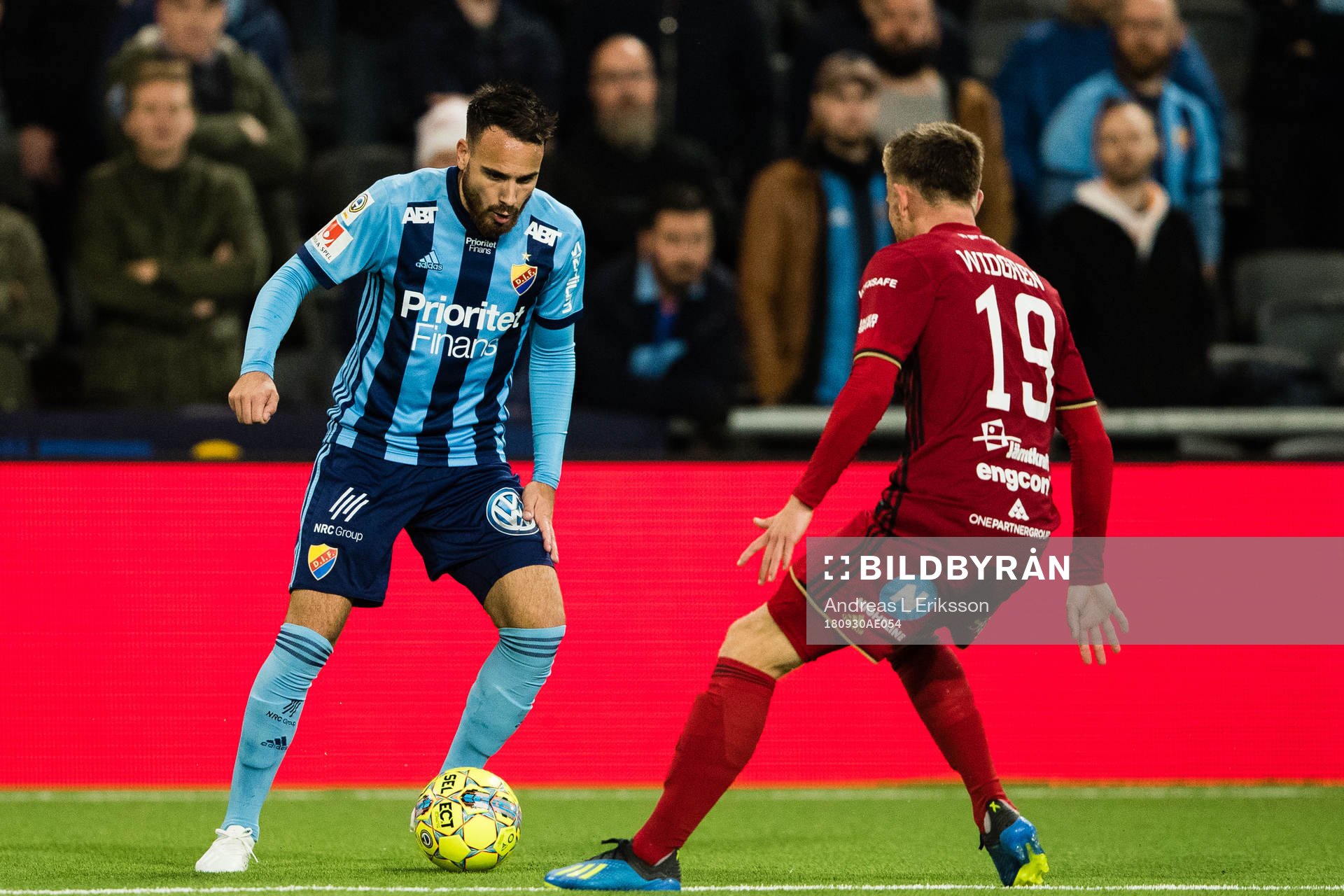 Djurgårdens Dzenis Kozica och Östersunds Dennis Widgren under fotbollsmatchen i Allsvenskan mellan Djurgården och Östersund den 30 september 2018 i Stockholm.