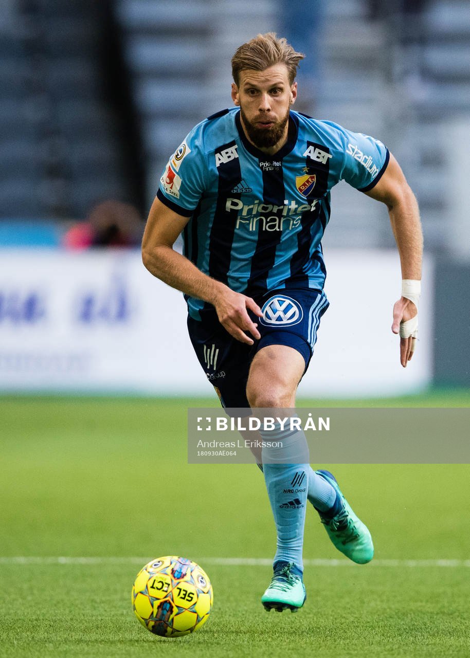 Djurgårdens Niklas Gunnarsson med bollen