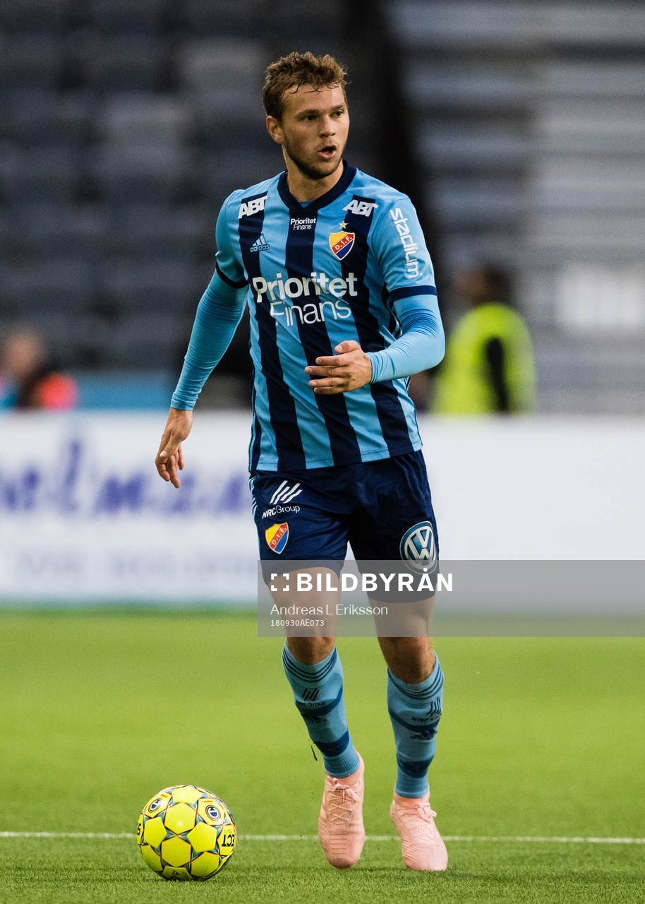Djurgårdens Jesper Karlström med bollen