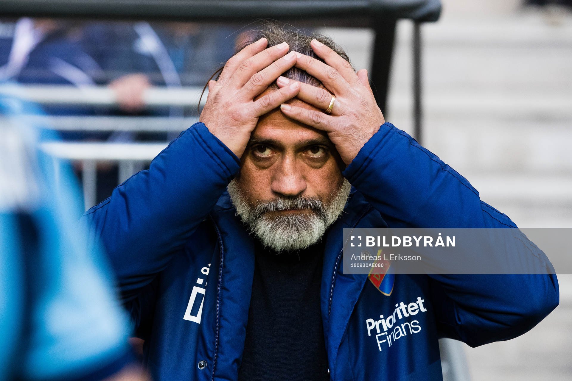 Djurgårdens tränare Özcan Melkemichel tar sig för