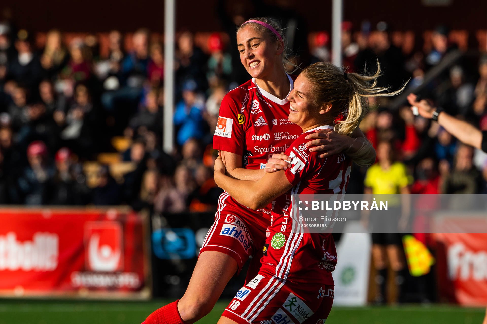 Piteås Nina Jakobsson jublar efter 1-0 under fotbollsmatchen i Damallsvenskan mellan Piteå och Linköping den 30 september 2018 i Piteå.