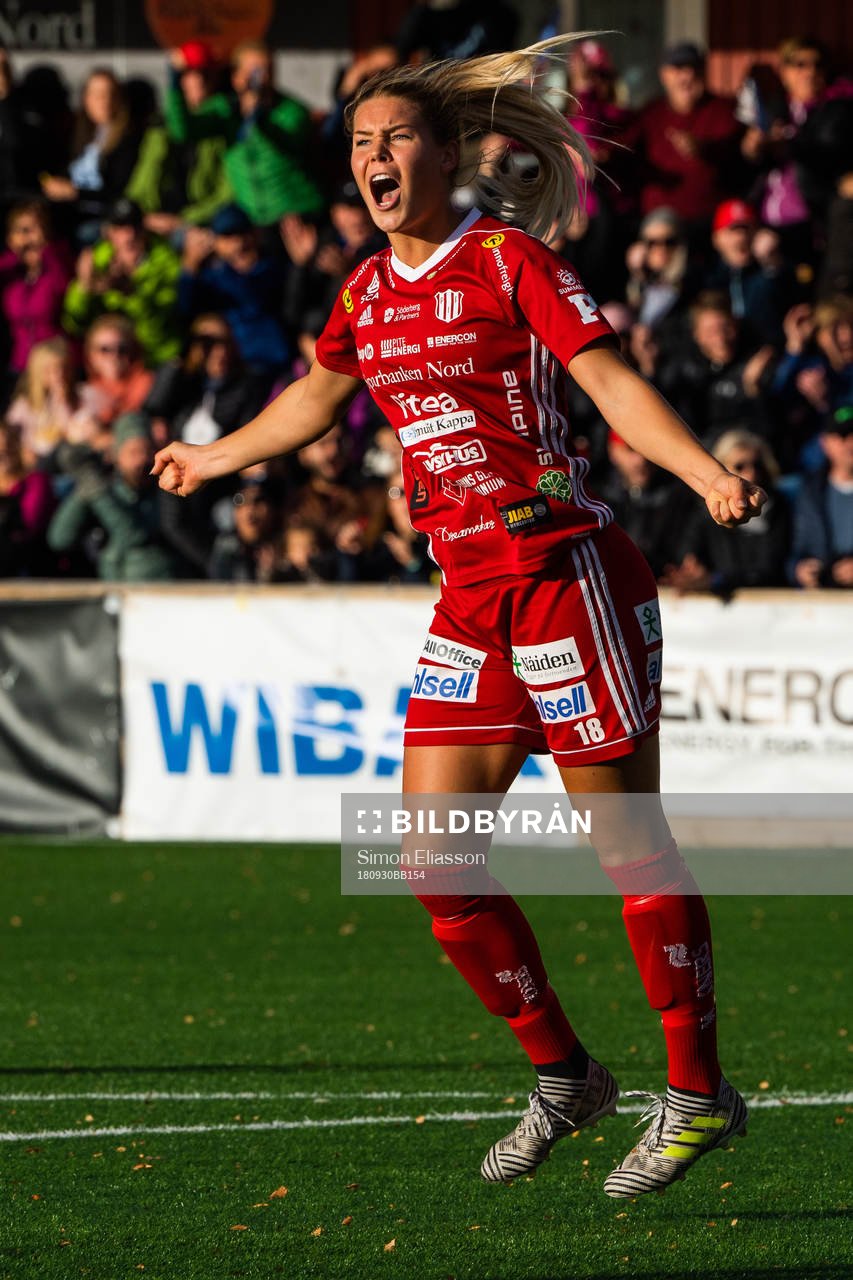Piteås Nina Jakobsson jublar efter 1-0 under fotbollsmatchen i Damallsvenskan mellan Piteå och Linköping den 30 september 2018 i Piteå.
