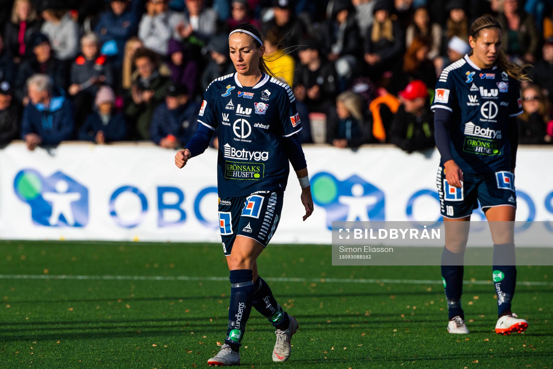 Linköpings Kosovare Asllani och Emma Lennartsson deppar