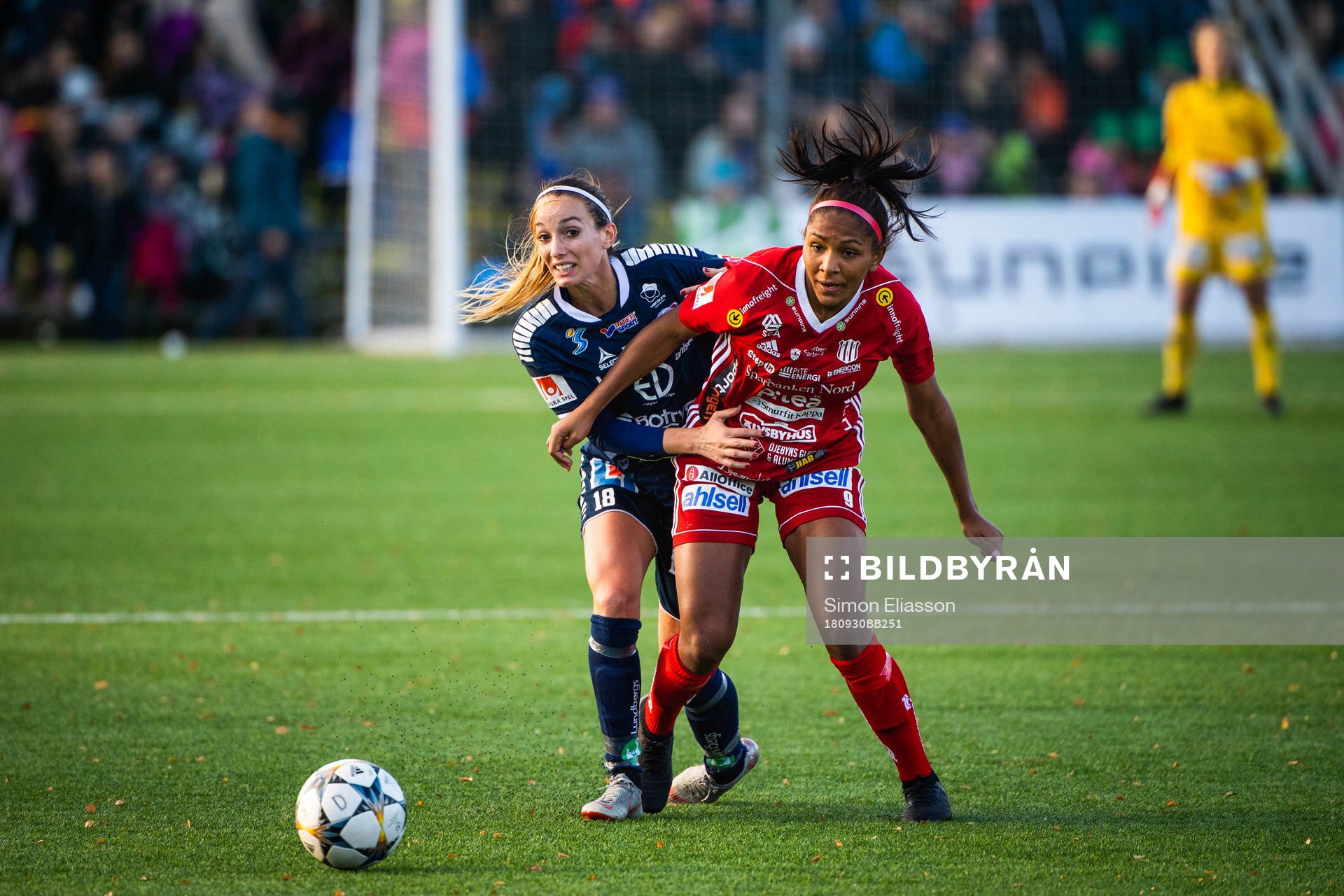 Linköpings Kosovare Asllani och Piteås Madelen Janogy