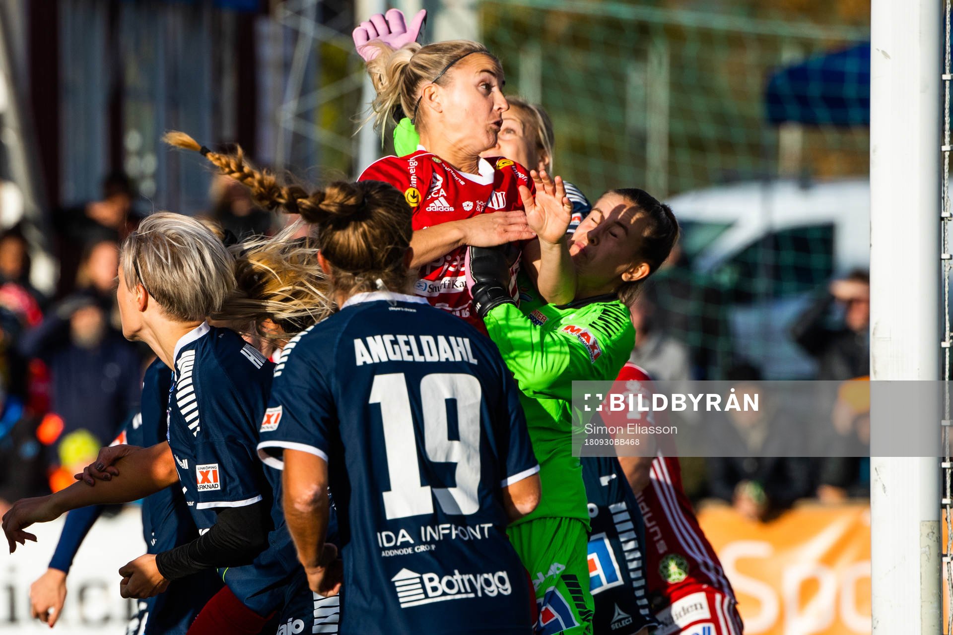 Piteås Emelie Lövgren och Linköpings målvakt Julia