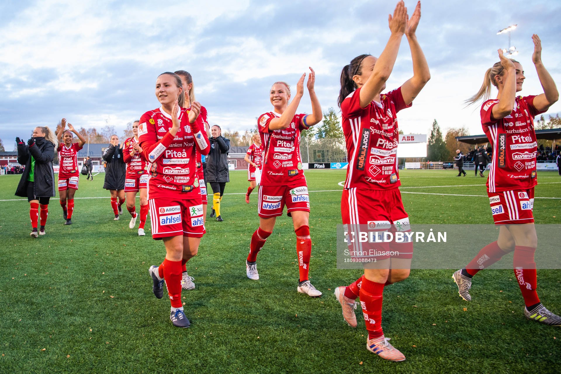 Piteå jublar efter fotbollsmatchen i Damallsvenskan mellan Piteå och Linköping den 30 september 2018 i Piteå.