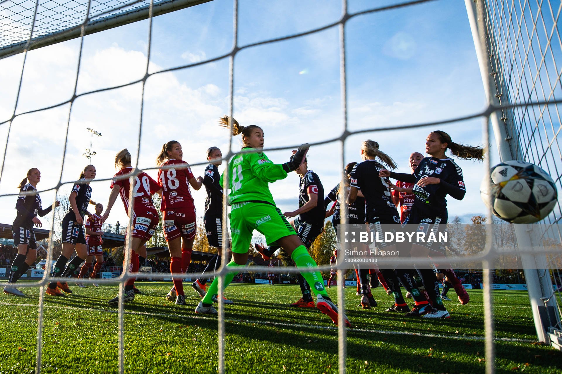 Piteås Julia Karlenäs sätter 2-1 bakom Linköpings målvakt Julia Nyström under fotbollsmatchen i Damallsvenskan mellan Piteå och Linköping den 30 september 2018 i Piteå.