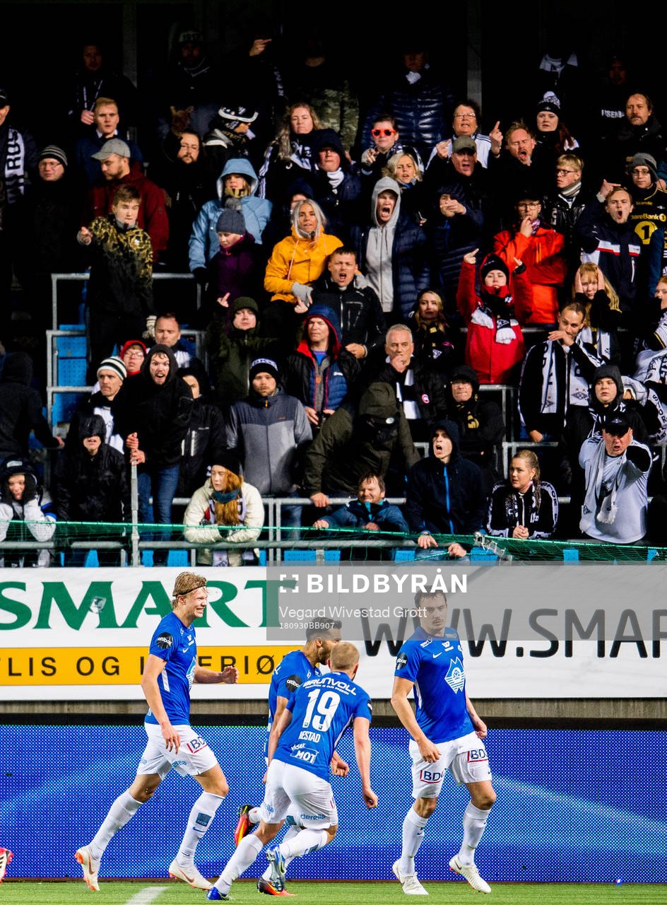 Vegard Forren of Molde celebrates with teammates Erling