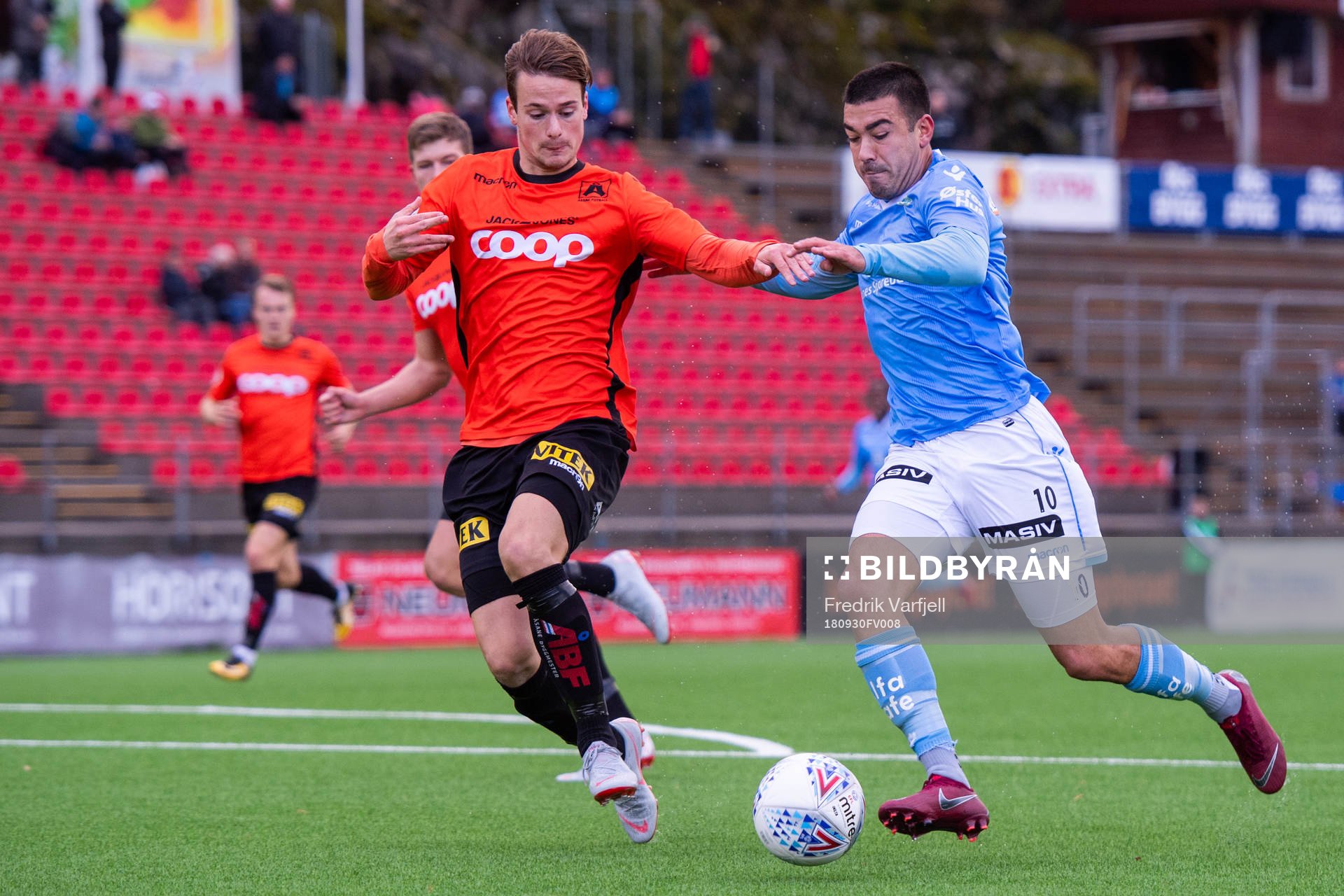 Martin Ueland of Åsane and Sanel Kapidzic of Sandnes Ulf