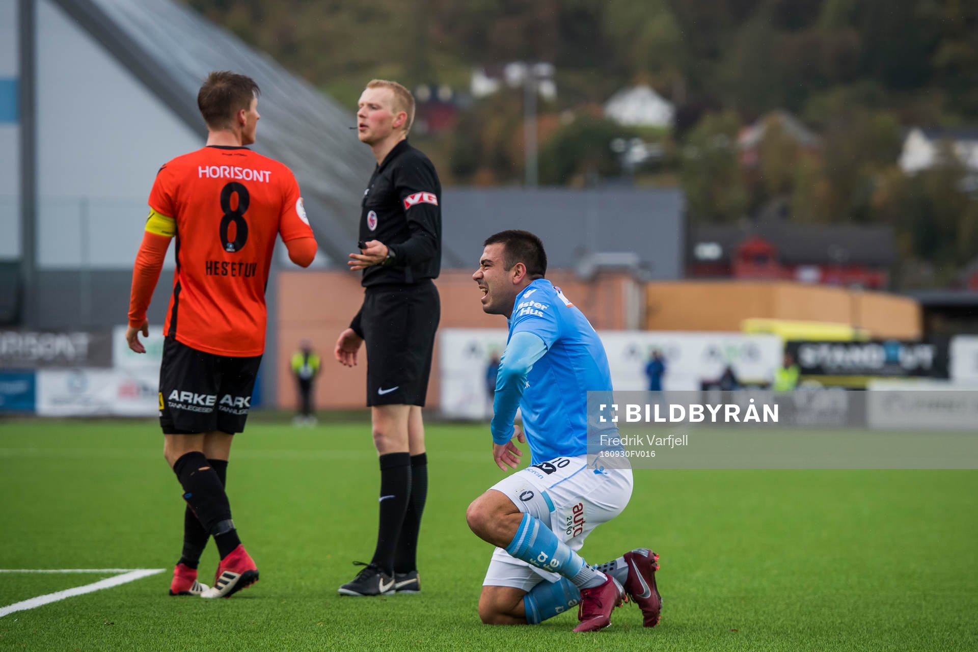 Jonas Hestetun of Åsane, referee Eivind Bodding and Sanel