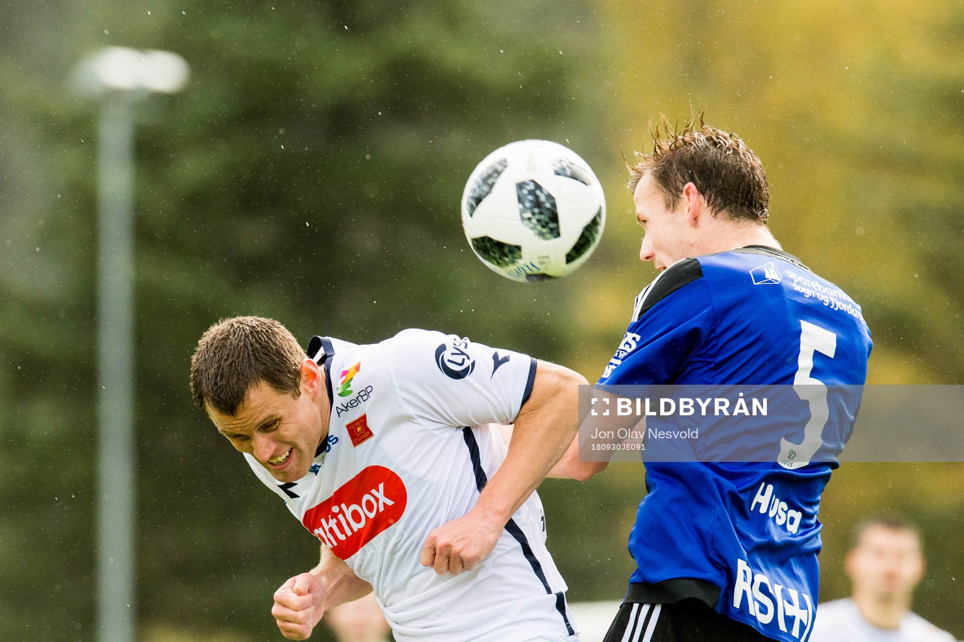 Tommy Høiland of Viking and Christer Husa of Florø