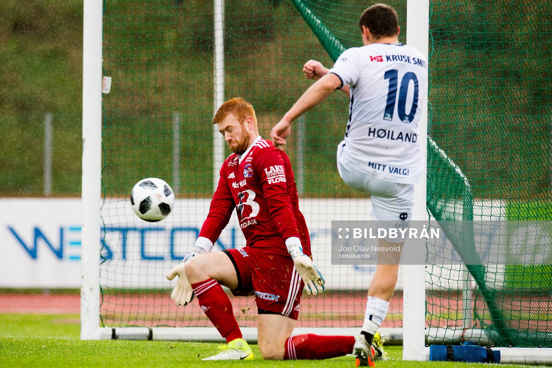 Goalkeeper Renze Fij of Florø and Tommy Høiland of Viking