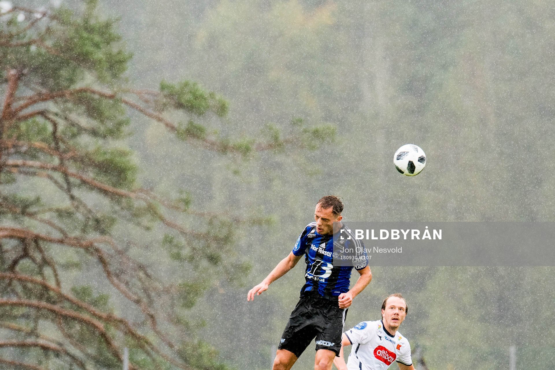 Lorent Callaku of Florø and Rolf Daniel Vikstøl of Viking