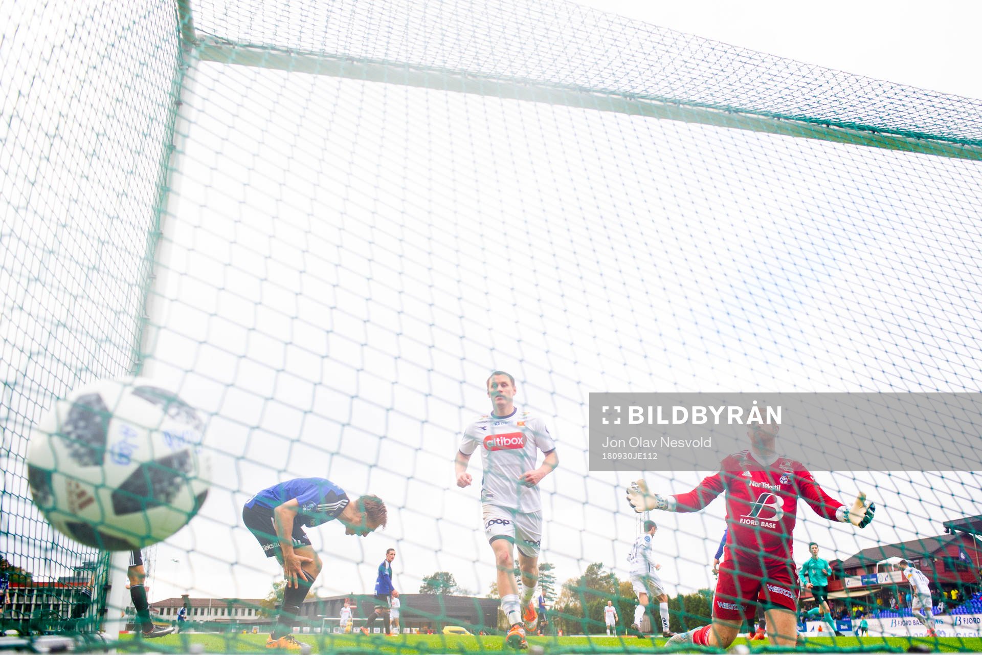 Tommy Høiland of Viking scores the 3-2 goal behind