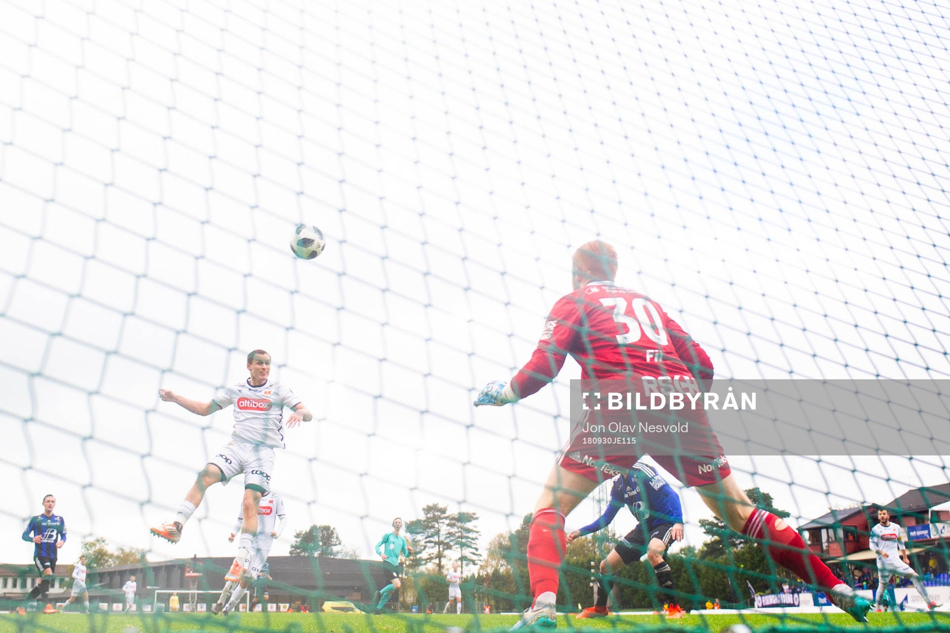 Tommy Høiland of Viking scores the 3-2 goal behind