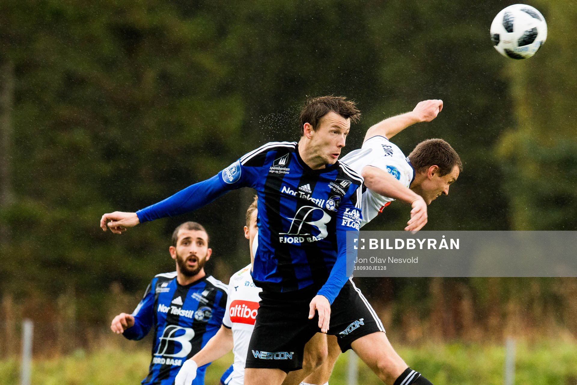 Tommy Høiland of Viking and Christer Husa of Florø