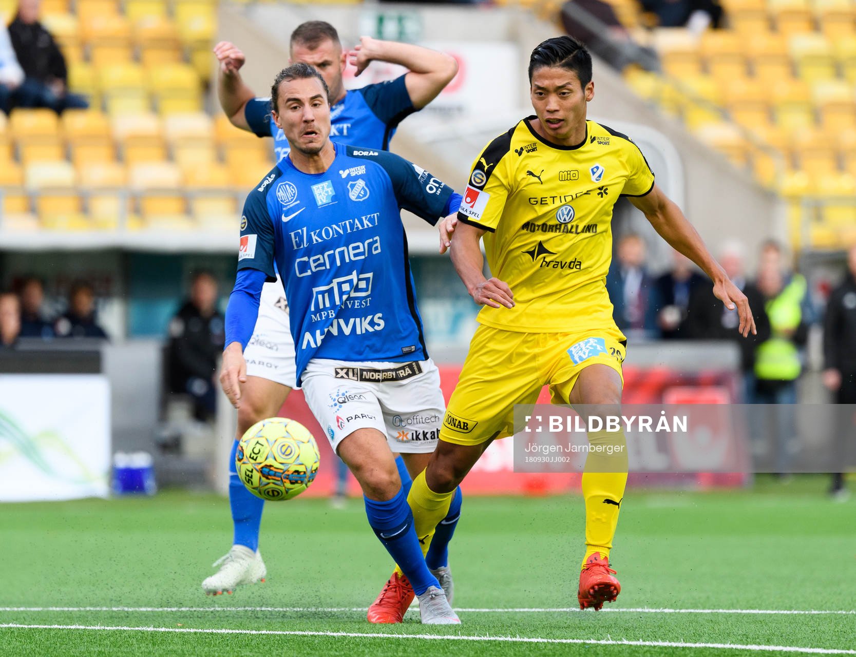 Halmstads Kosuke Konishita och Norrbys Jonathan Azulay
