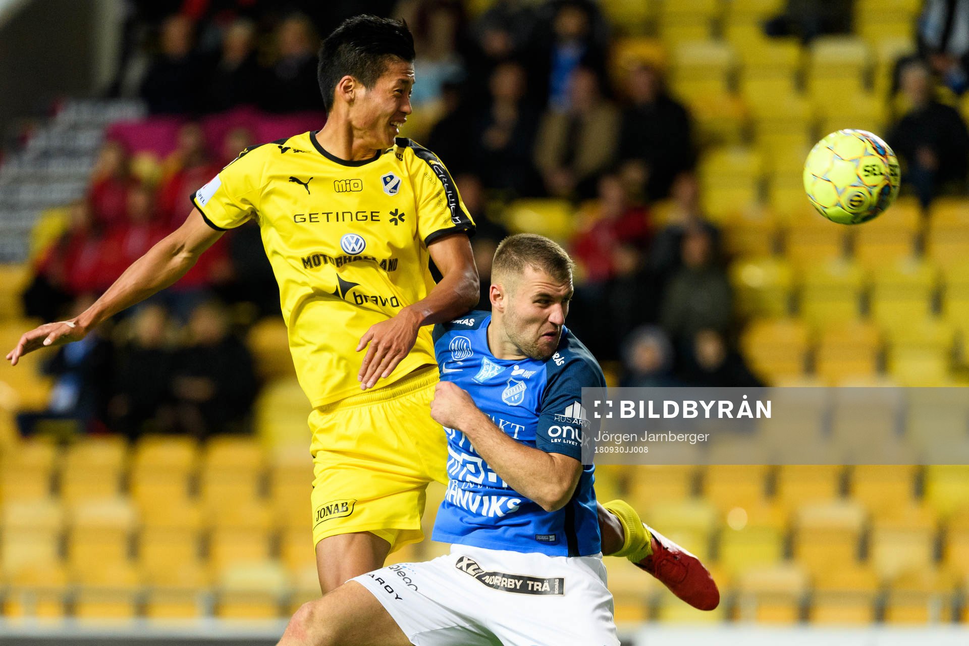 Halmstads Kosuke Konishita och Norrbys Mehmed Dresevic under fotbollsmatchen i Superettan mellan Norrby och Halmstad den 30 september 2018 i Borås.
