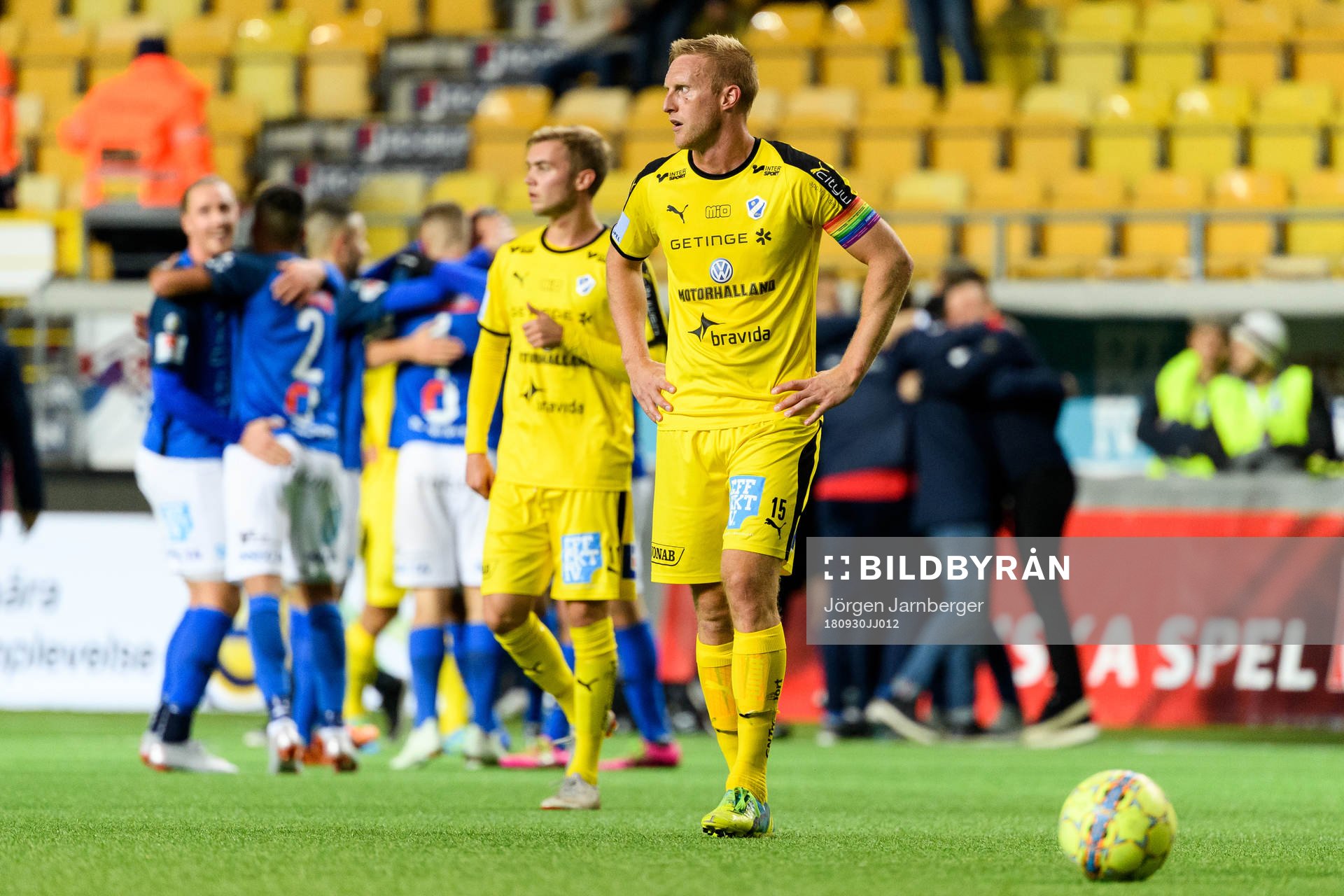 Halmstads Peter Larsson deppar och Norrbys spelare jublar i