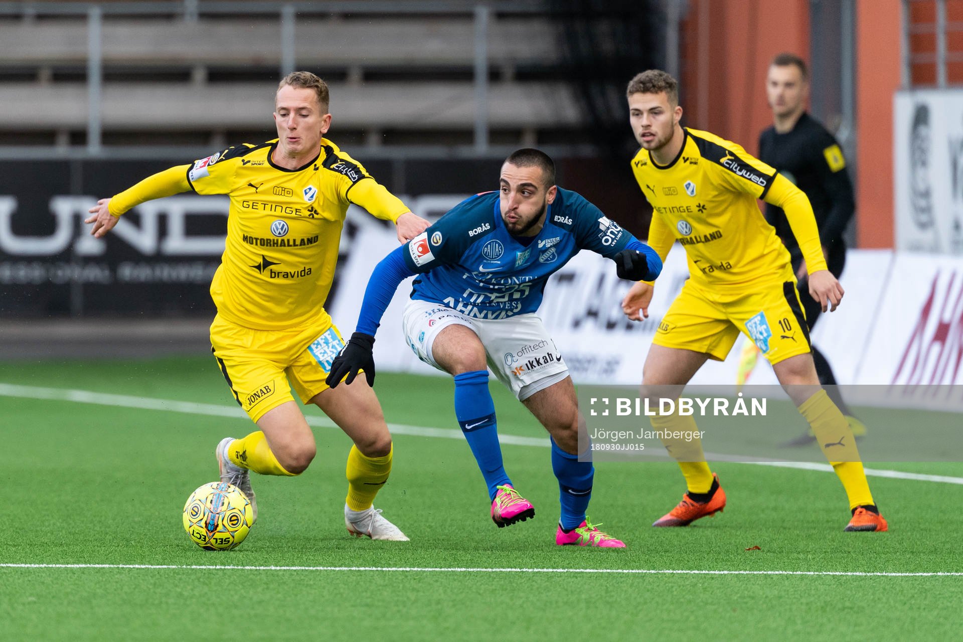 Norrbys Kardo Sarchel Aso Omar i kamp med Halmstads Andreas Bengtsson och Gabriel Gudmundsson under fotbollsmatchen i Superettan mellan Norrby och Halmstad den 30 september 2018 i Borås.