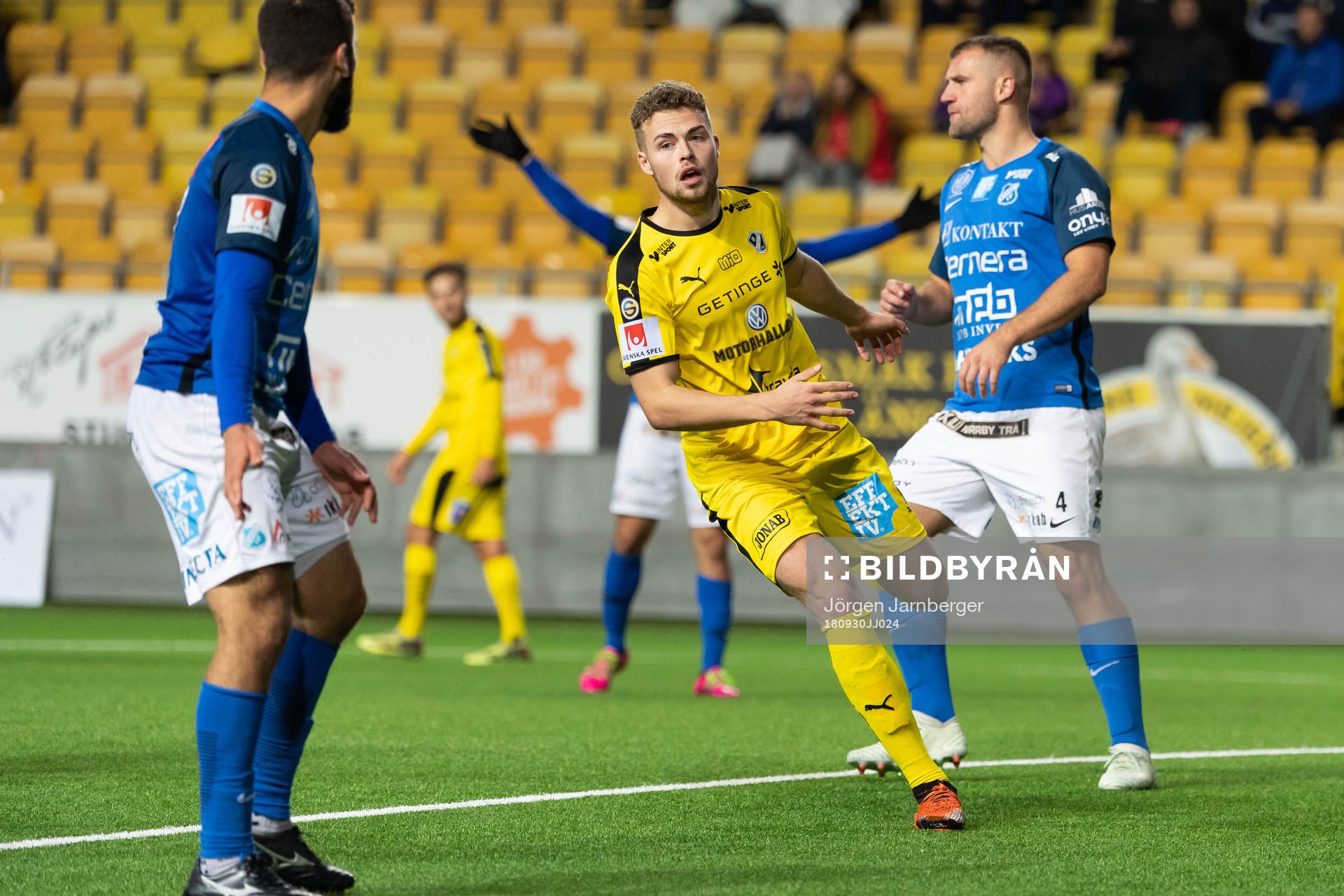 Halmstads Gabriel Gudmundsson efter missad målchans i slutminuterna under fotbollsmatchen i Superettan mellan Norrby och Halmstad den 30 september 2018 i Borås.