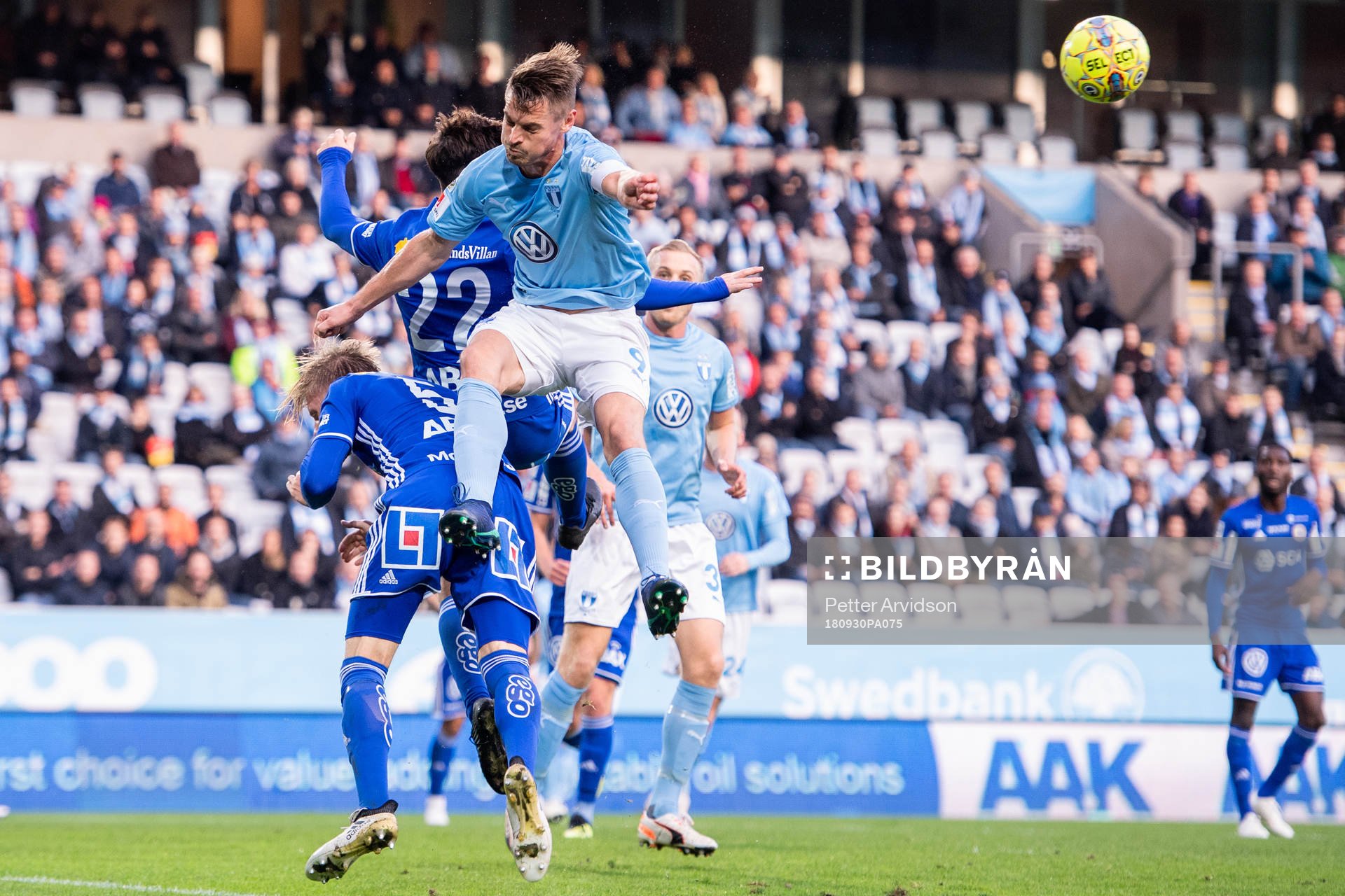 Sundsvalls Eric Björkander skadar sig efter en närkamp med Malmö FFs Markus Rosenberg under fotbollsmatchen i Allsvenskan mellan Malmö FF och GIF Sundsvall den 30 september 2018 i Malmö.