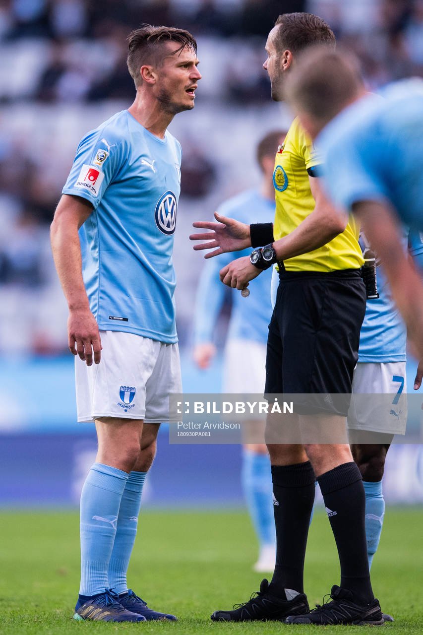 Malmö FFs Markus Rosenberg i samtal med domaren