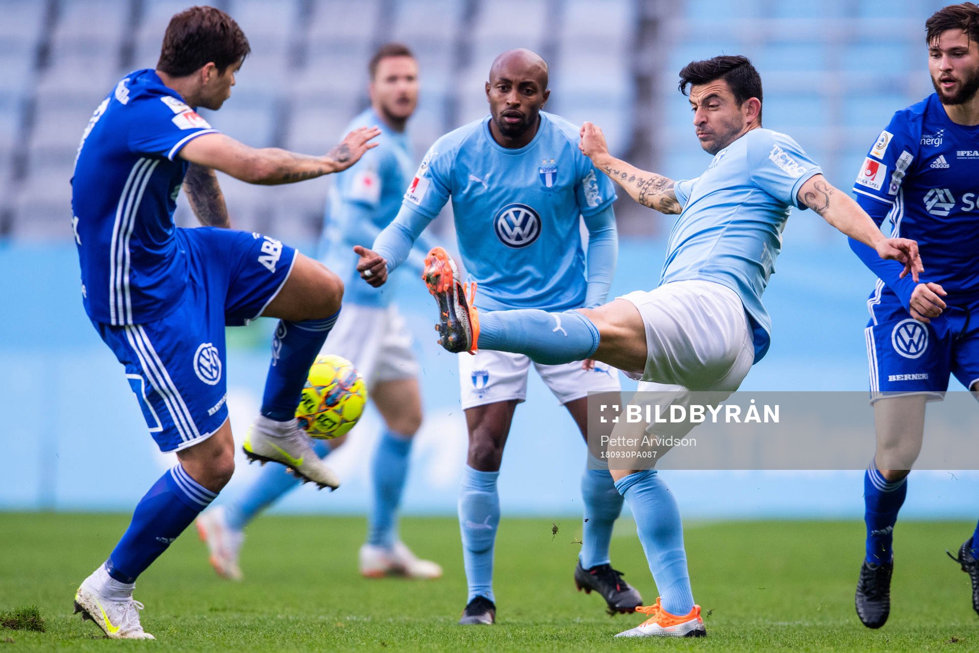 Sundsvalls David Batanero och Malmö FFs Behrang Safari