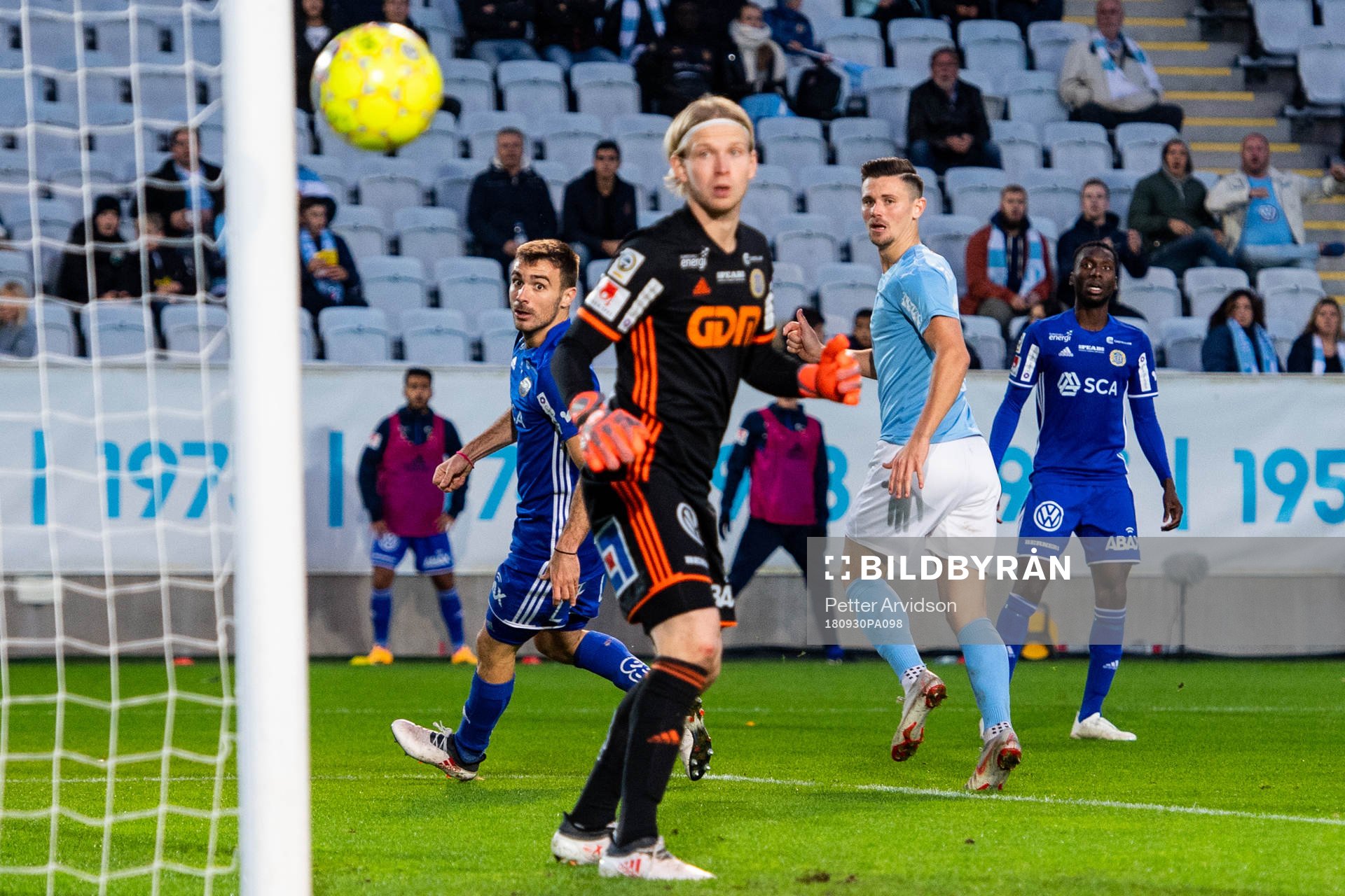 Malmö FFs Marcus Antonsson ser sin nick gå strax utanför