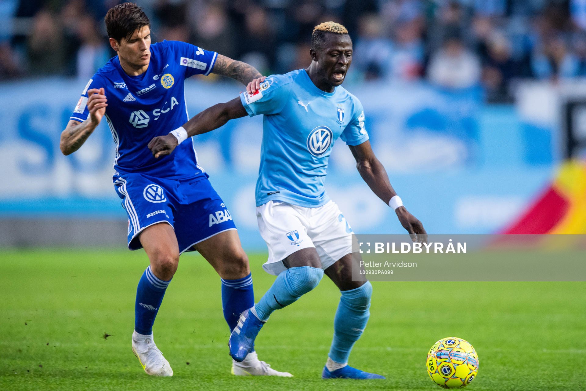 Sundsvalls David Batanero och Malmö FFs Bonke Innocent
