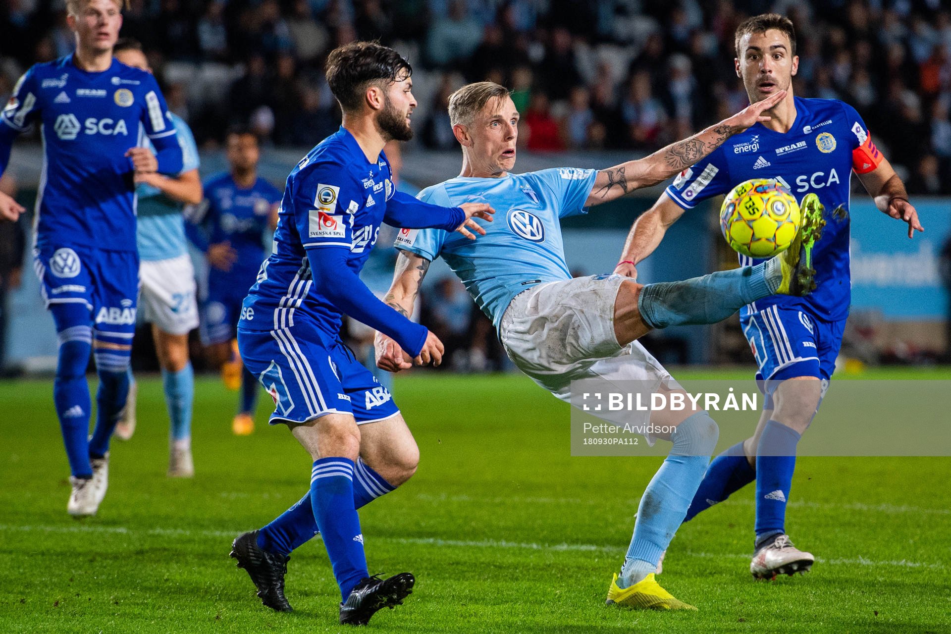 Malmö FFs Sören Rieks i kamp med Sundsvalls Carlos Gracia och Jonathan Tamimi Syberg under fotbollsmatchen i Allsvenskan mellan Malmö FF och GIF Sundsvall den 30 september 2018 i Malmö.