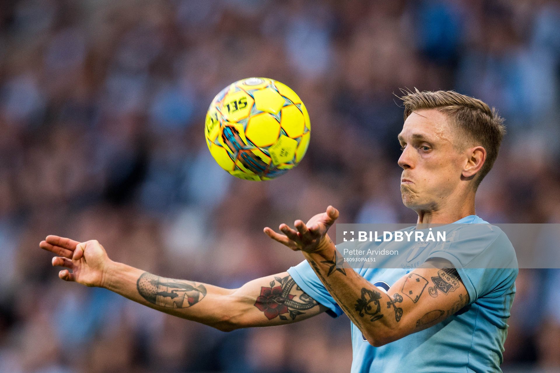 Malmö FFs Sören Rieks bröstar ner bollen