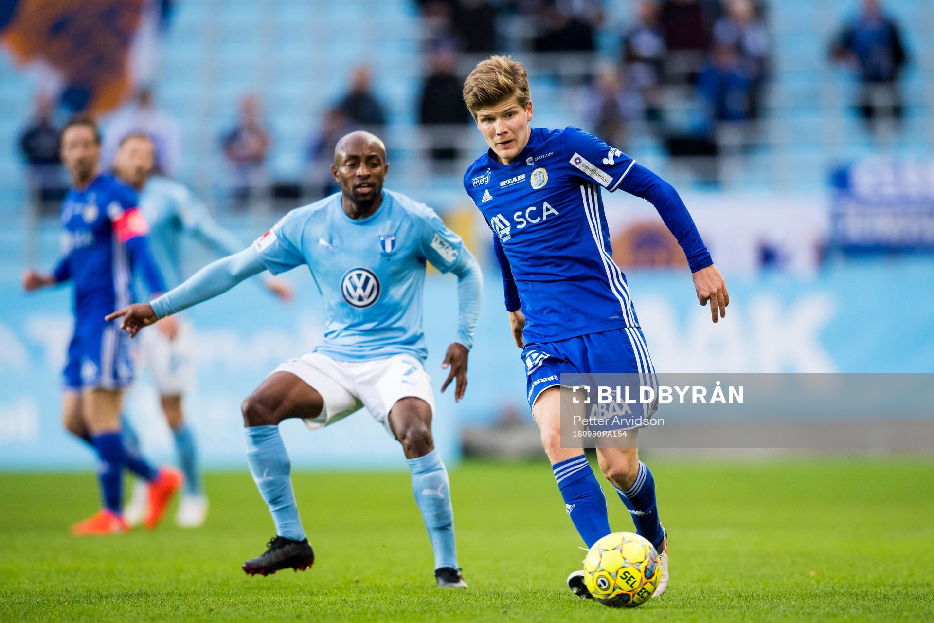 Sundsvalls Oliver Berg och Malmö FFs Fouad Bachirou