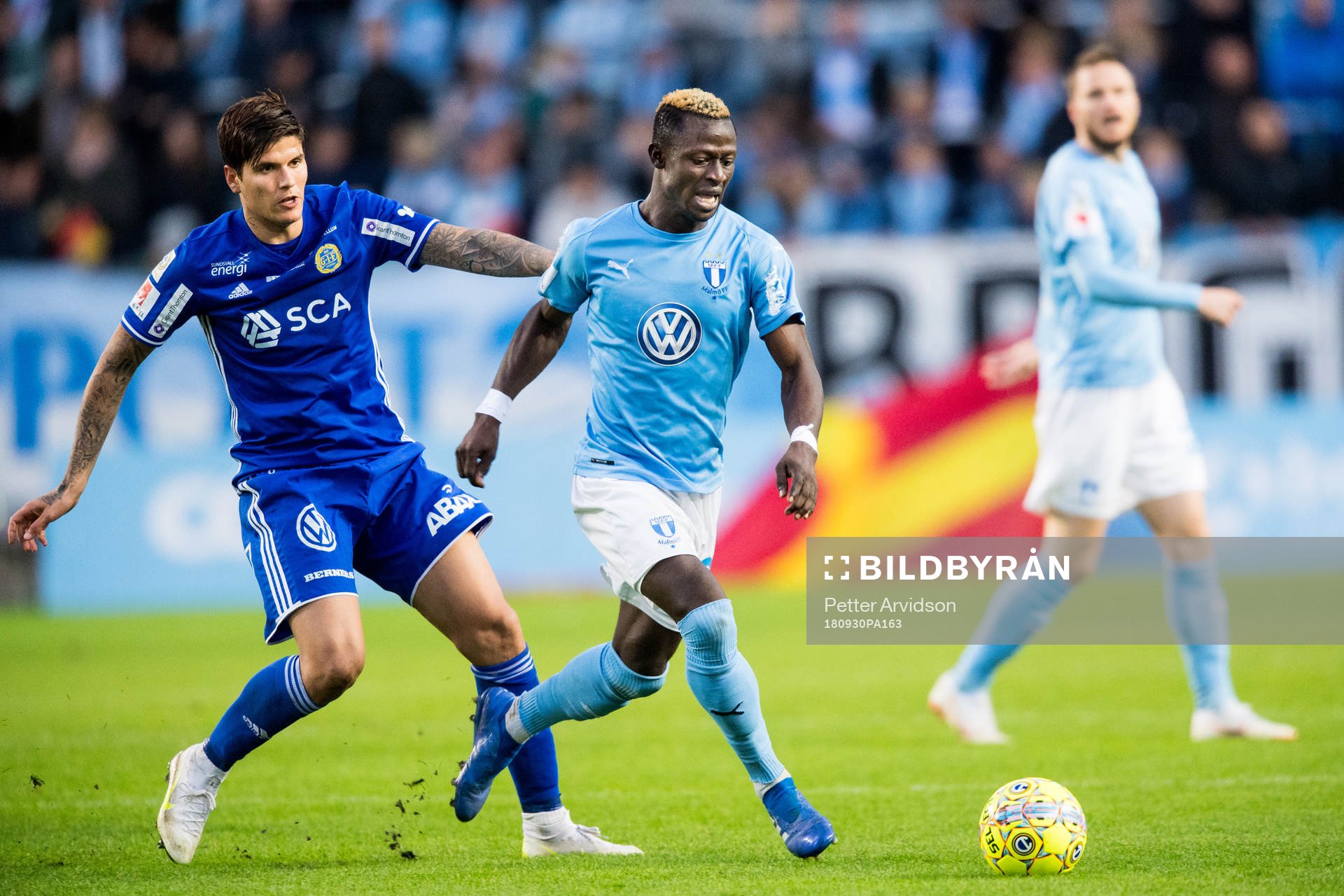 Malmö FFs Bonke Innocent och Sundsvalls David Batanero