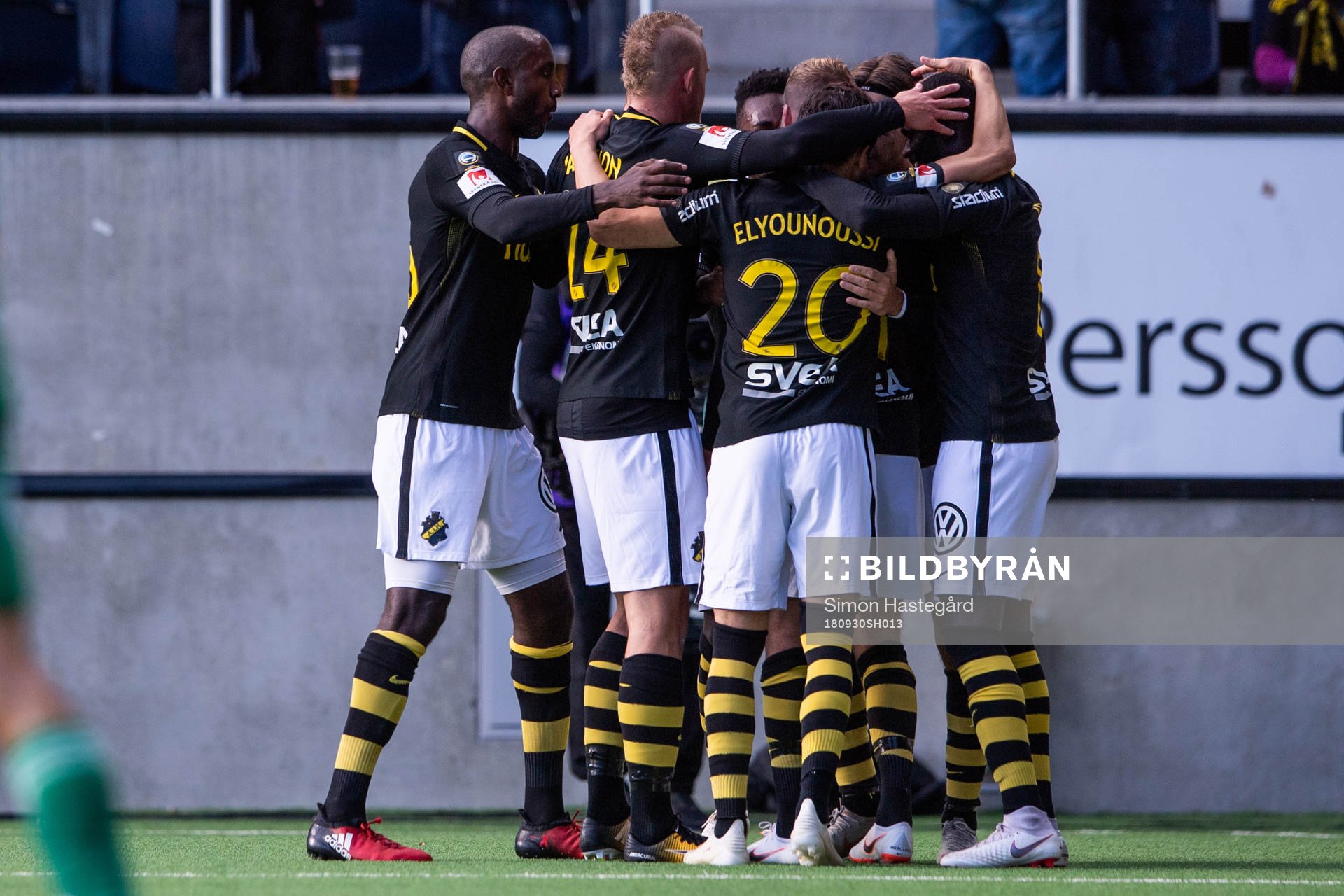 s Kristoffer Olsson blir omkramad