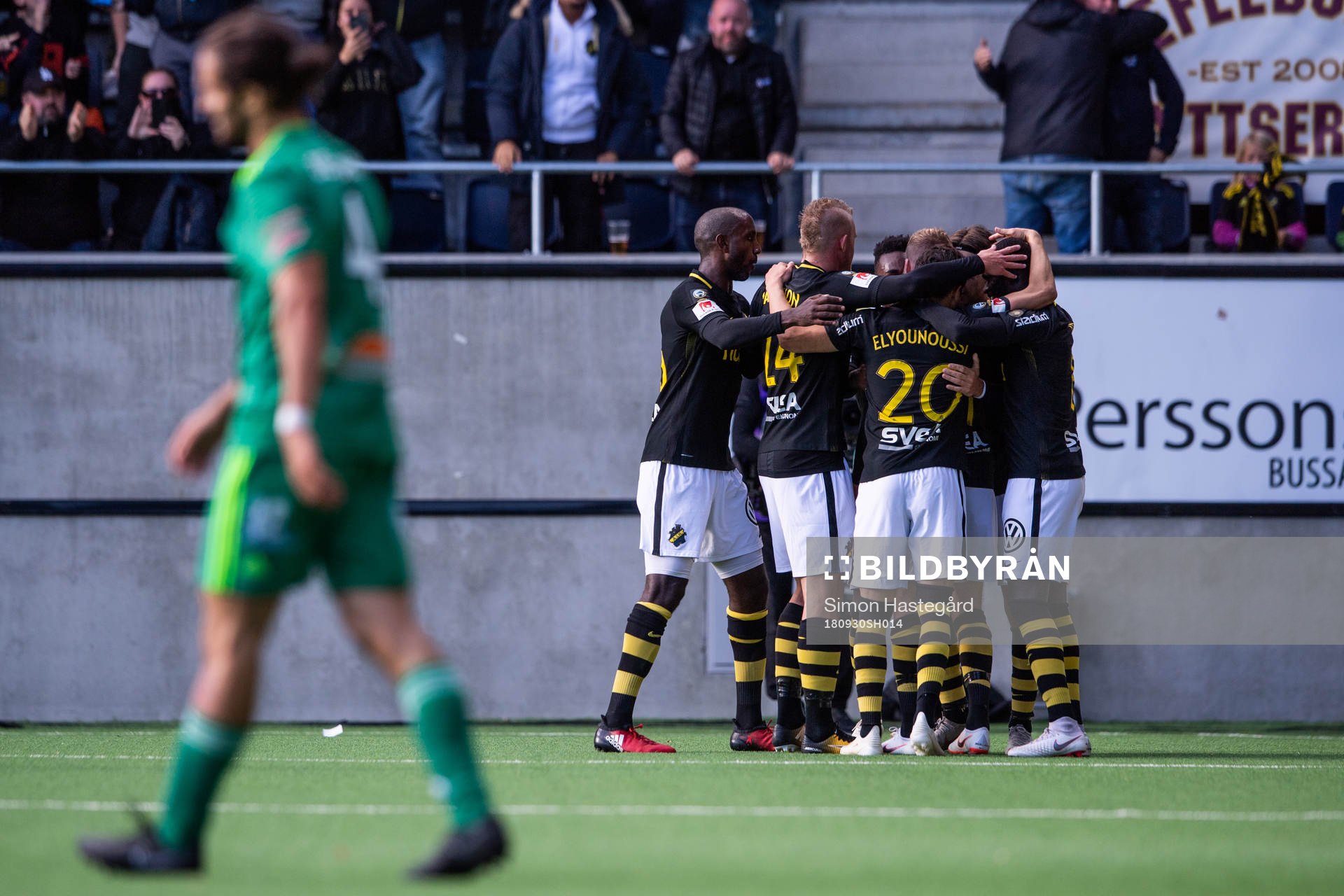 s Kristoffer Olsson blir omkramad