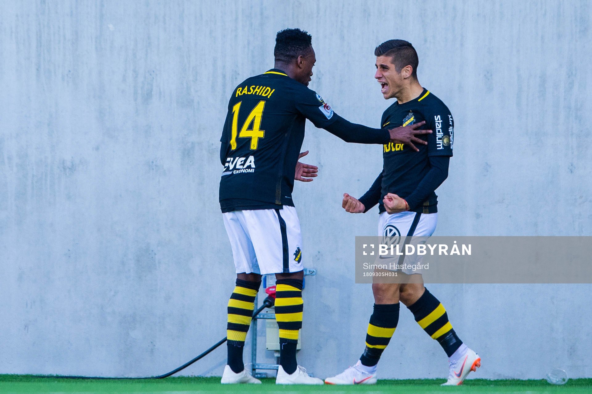 AIK:s Heradi Rashidi och AIK:s Nicolas Stefanelli jublar efter 4-0 under fotbollsmatchen i Allsvenskan mellan Dalkurd och AIK den 30 september 2018 i Gävle.