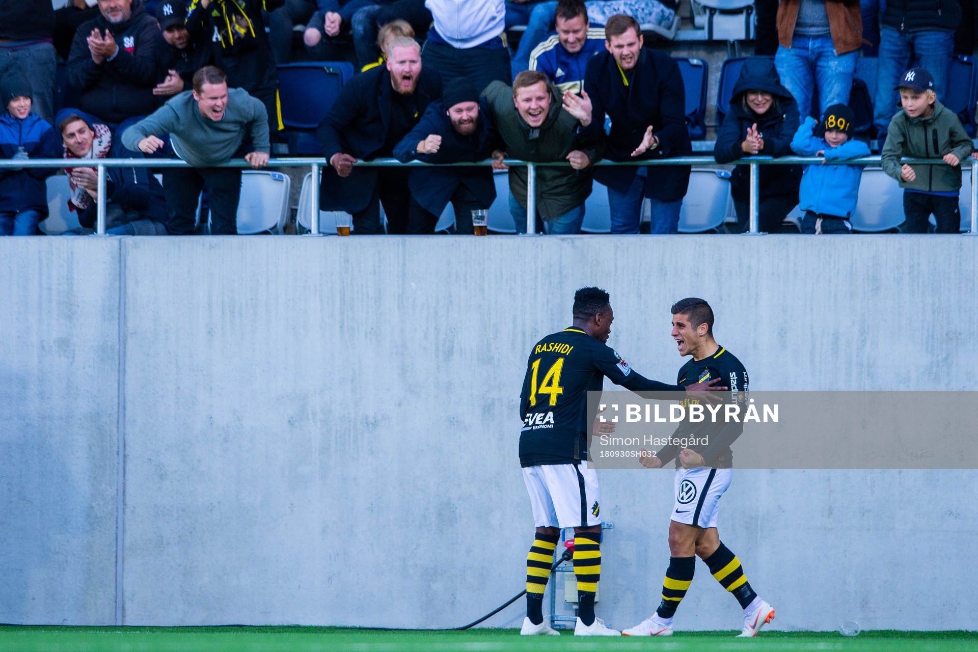 AIK:s Heradi Rashidi och AIK:s Nicolas Stefanelli jublar efter 4-0 under fotbollsmatchen i Allsvenskan mellan Dalkurd och AIK den 30 september 2018 i Gävle.