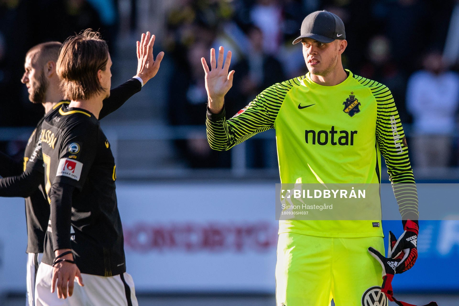 s målvakt Oscar Linnér jublar