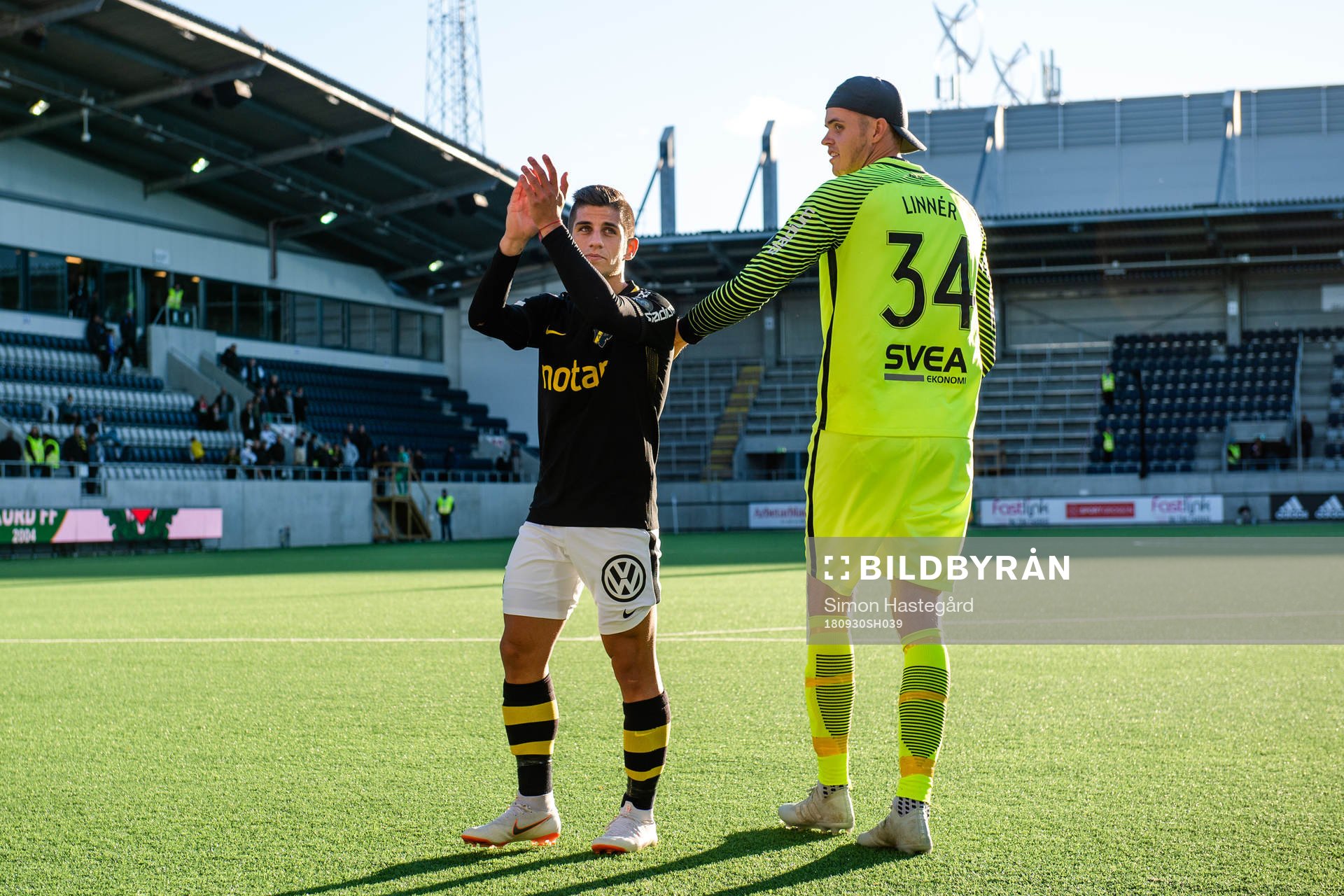 s Nicolas Stefanelli och målvakt Oscar Linnér jublar