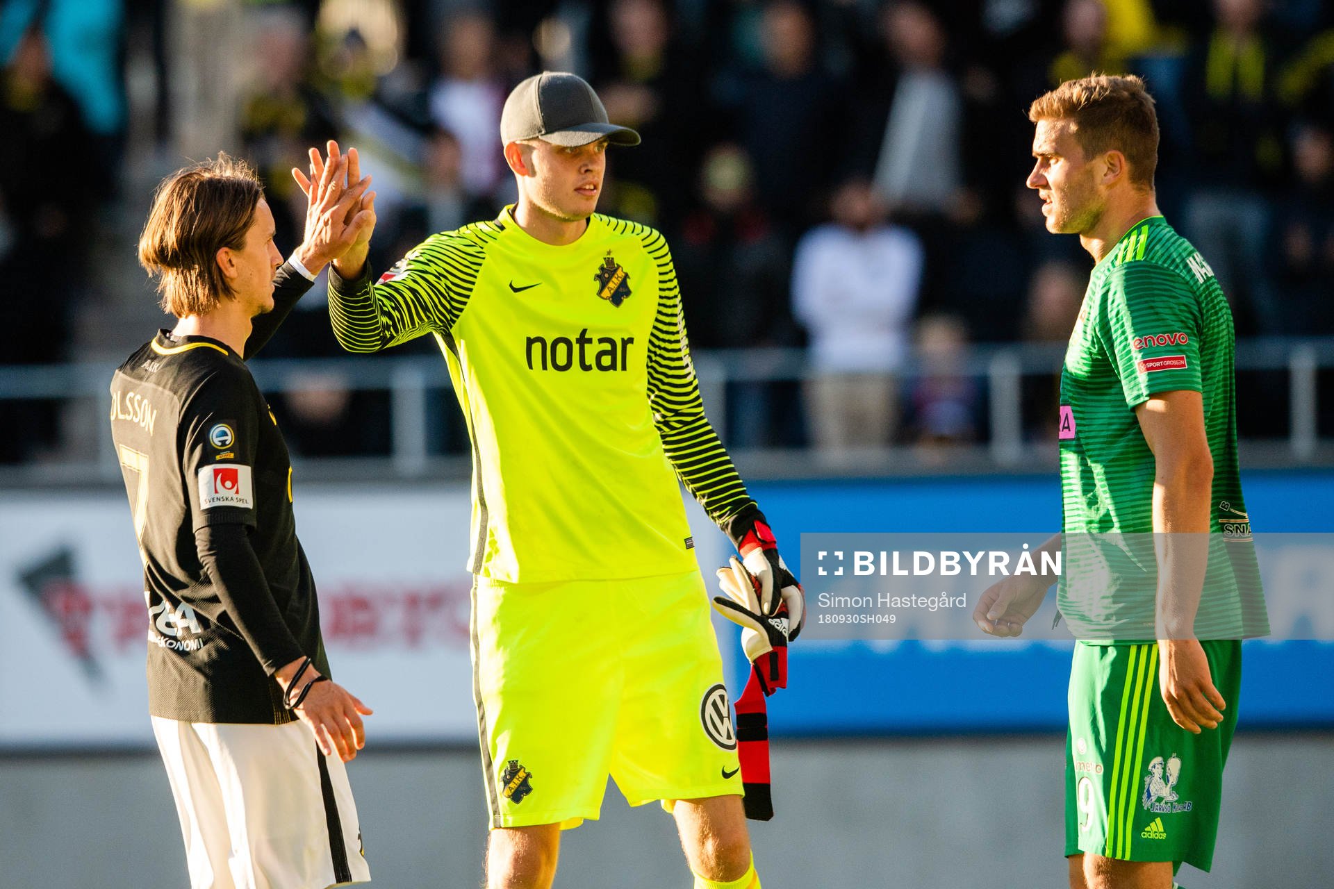 s Kristoffer Olsson och målvakt Oscar Linnér jublar