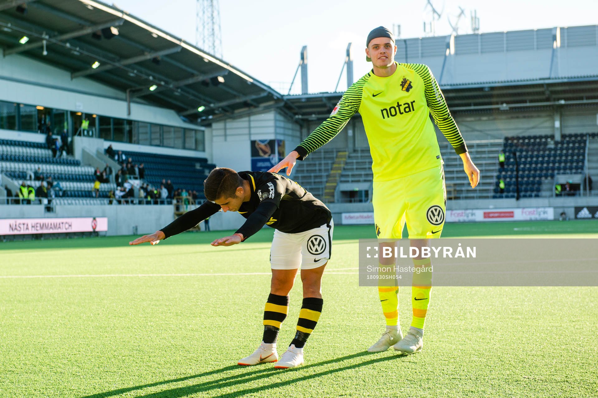 s Nicolas Stefanelli och målvakt Oscar Linnér jublar
